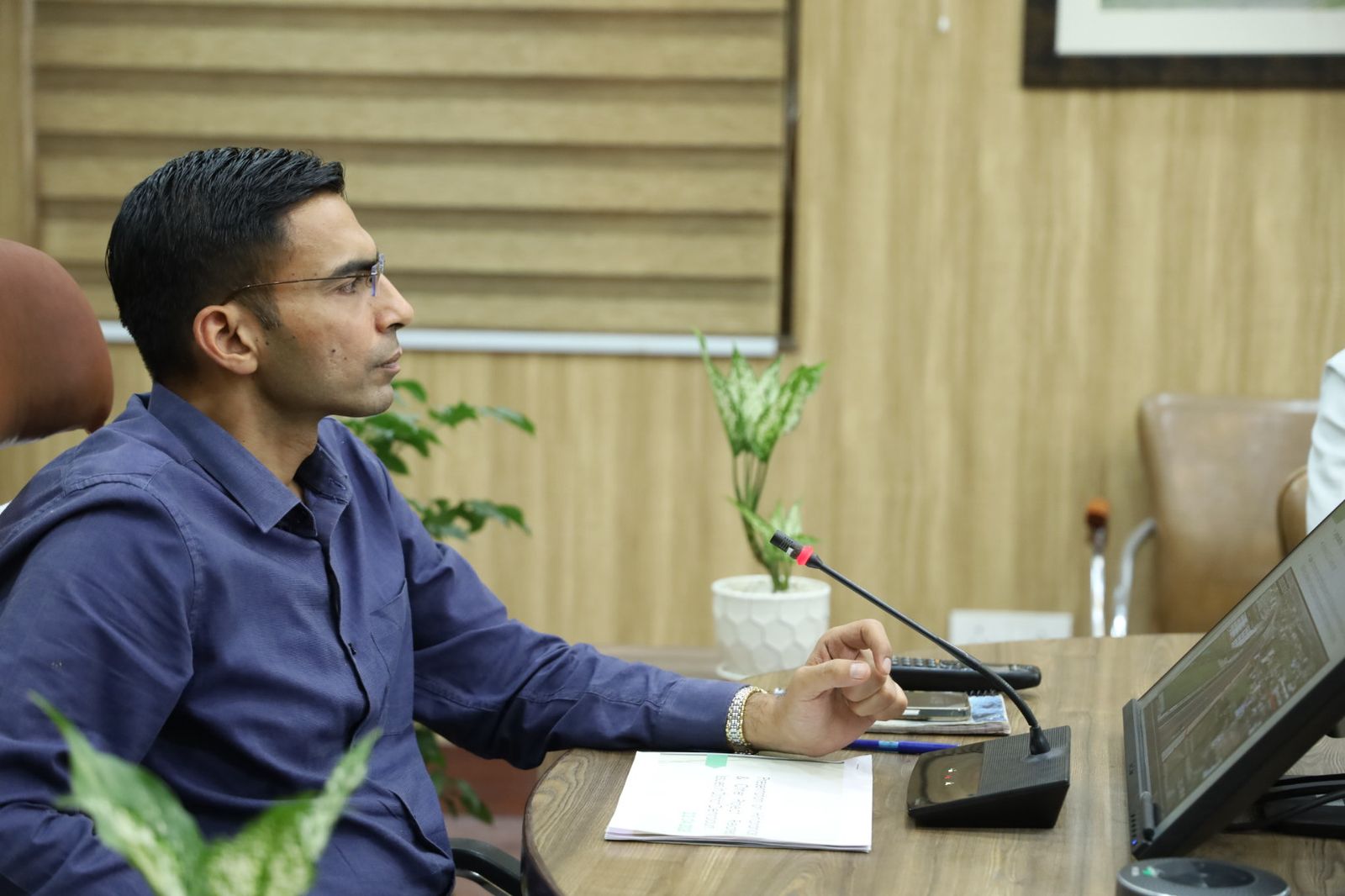 कार्यालय में जुआ खेलने की कार्यप्रवृत्ति क्षम्य नहीः डीएम