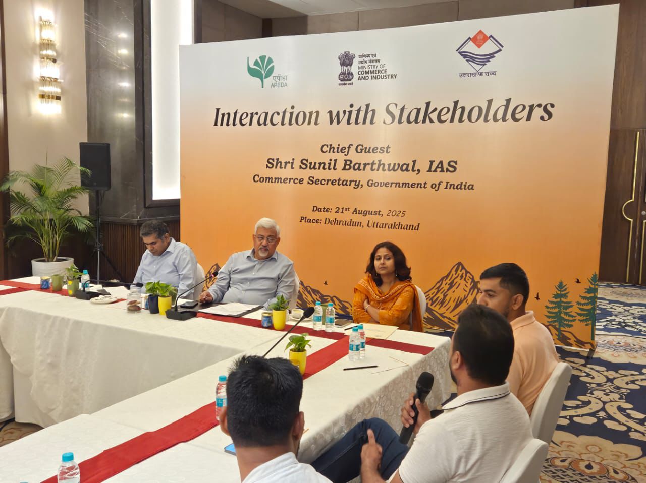 भारत सरकार के वाणिज्य सचिव सुनील बर्थवाल ने सेब की खेप को हरी झंडी दिखाकर किया रवाना