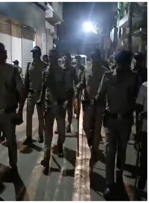 जुलूस के दौरान बवाल, उपद्रवियों ने पुलिस पर किया पथराव