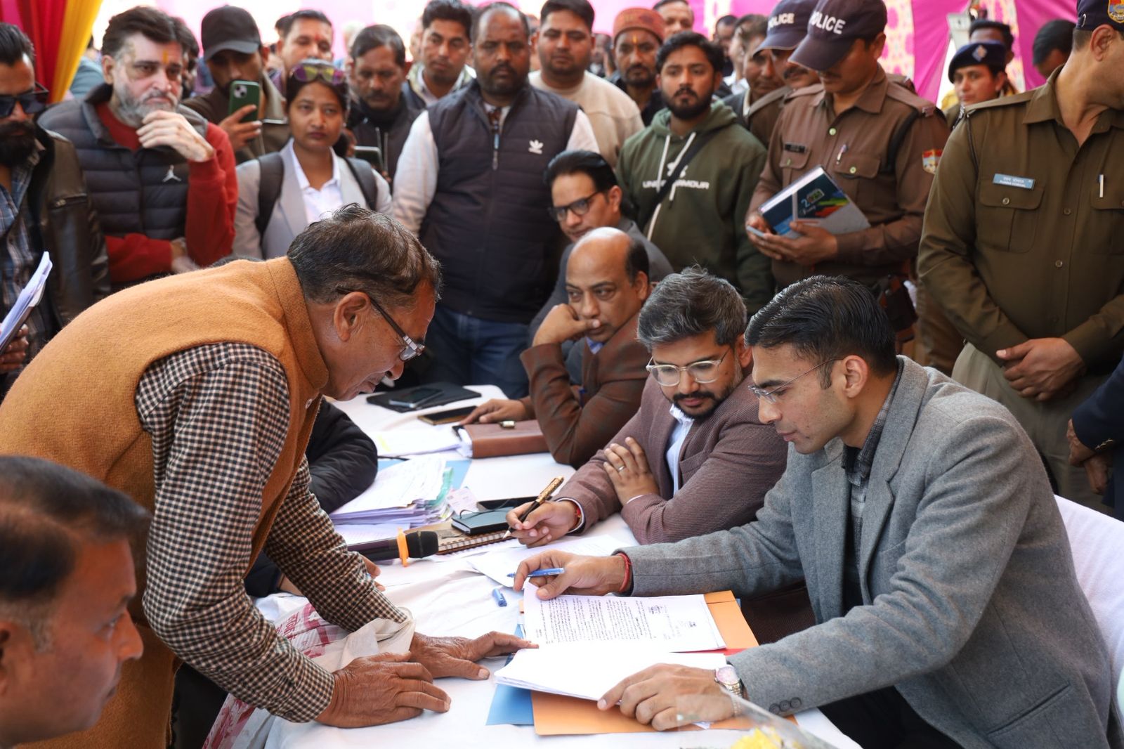 जनता की बीच पहुंचे डीएमः ऋषिकेश में जनसमस्याओं का ऑन द स्पॉट समाधान