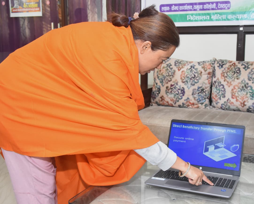 महिला सशक्तिकरण एवं बाल विकास मंत्री रेखा आर्या ने डीबीटी किया 2 महीने का पैसा
