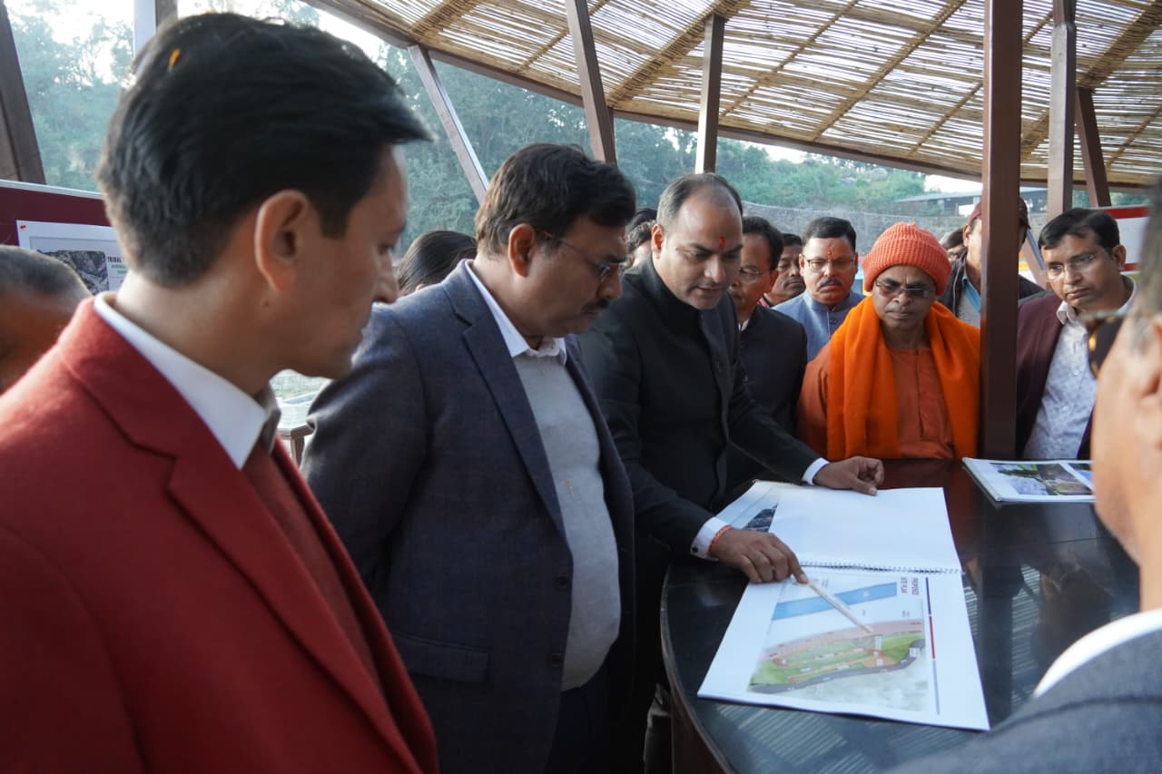 मुख्य सचिव आनन्द बर्द्धन का चम्पावत में व्यापक विकास कार्यों का स्थलीय निरीक्षण