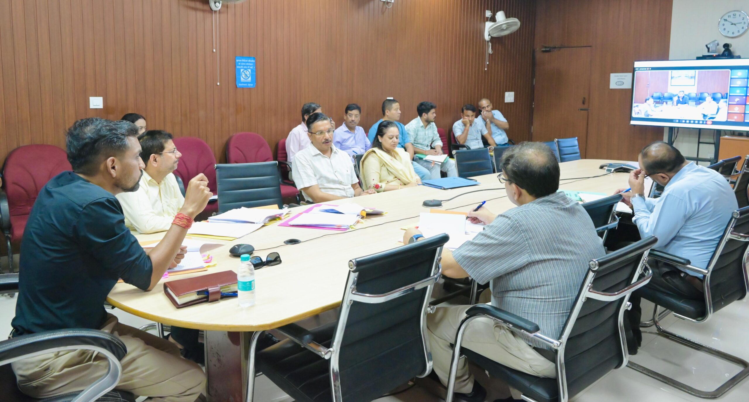 डीएम ने कूड़ा निस्तारण के लिए शॉर्ट टर्म एवं लॉन्ग टर्म कार्ययोजना तैयार करने के निर्देश