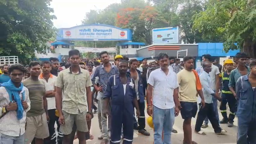 बरौनी रिफाइनरी गेट पर बवाल, लाठीचार्ज के बाद सड़क जाम