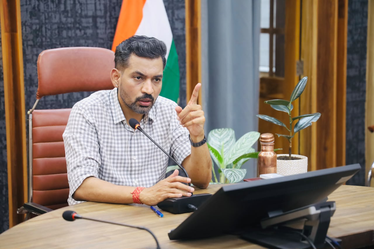 डीएम ने की ई-आफिस प्रगति समीक्षा