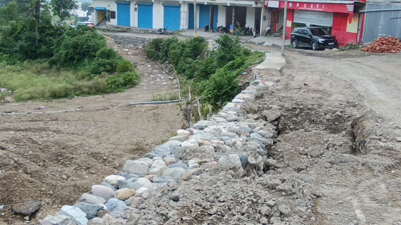 सौड़ा सरौली में सुरक्षा दीवारों का निर्माण पूर्णता की ओर, कलिंगा नहर बहाल होने से किसानों को मिली राहत