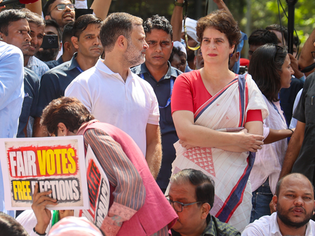 बिना अनुमति प्रवेश और धरना देने के मामले में पुलिस ने राहुल गांधी, प्रियंका गांधी वाड्रा समेत कई विपक्षी सांसदों के खिलाफ की FIR दर्ज