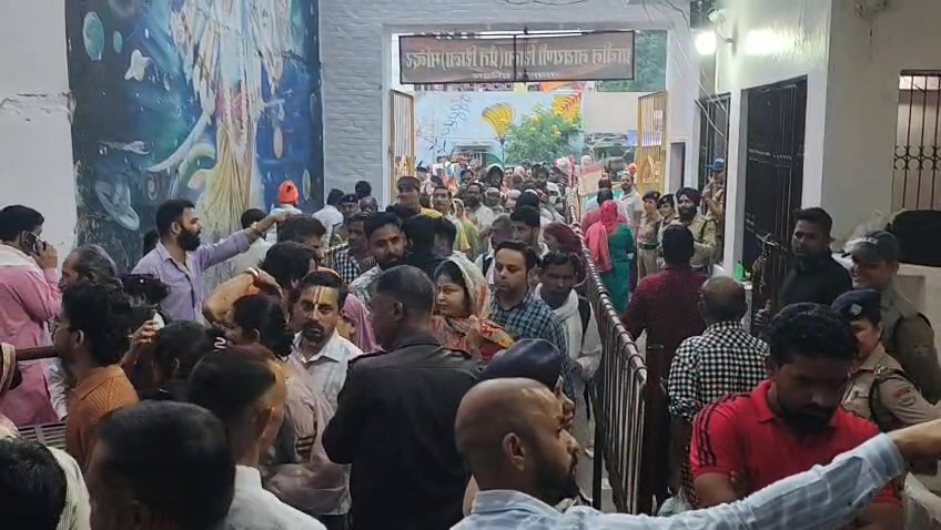 नारायणी शिला में बड़ी संख्या में पहुंचे श्रद्धालु, पितरों के निमित्त किया तर्पण और श्राद्ध