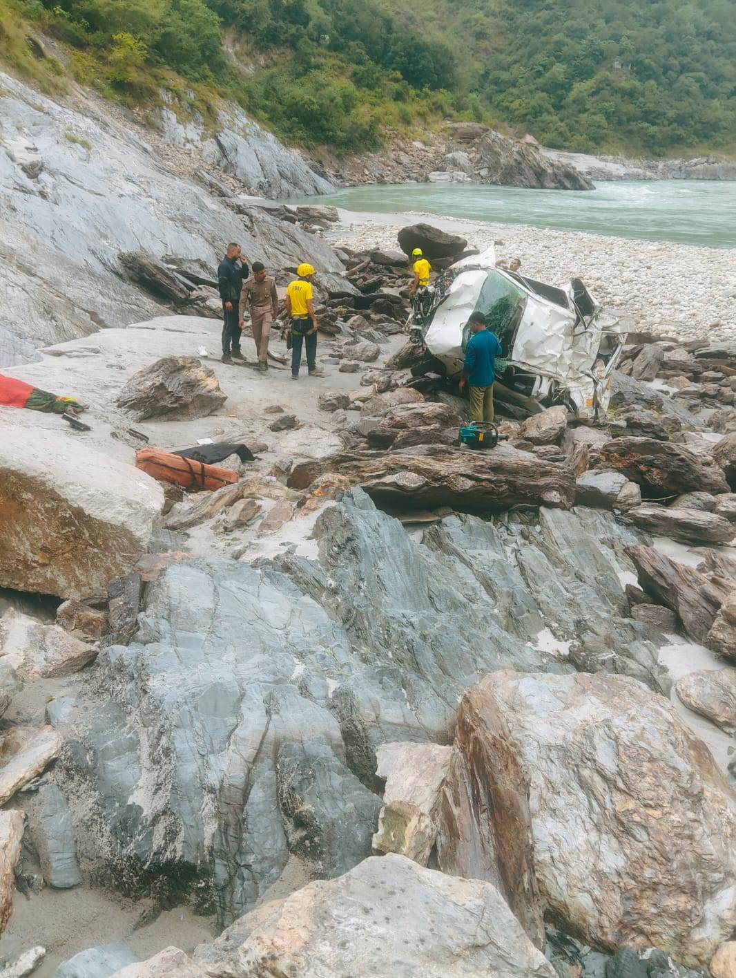 कार के गहरी खाई में गिर जाने से दो लोगों की मौत