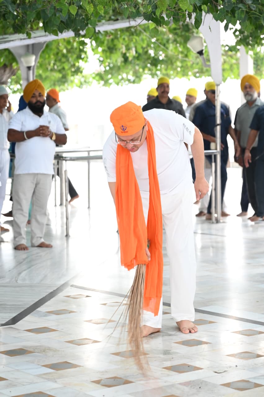 मुख्यमंत्री ने गुरुद्वारा श्री नानकमत्ता साहिब में मत्था टेक प्रदेश की सुख-समृद्धि की कामना की
