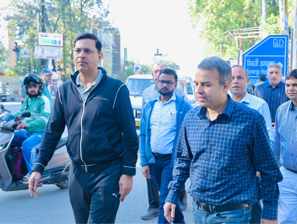 सचिव सहित लोक निर्माण विभाग के वरिष्ठ अधिकारियों ने सुबह 6 बजे से सड़कों की स्थिति का लिया जायजा