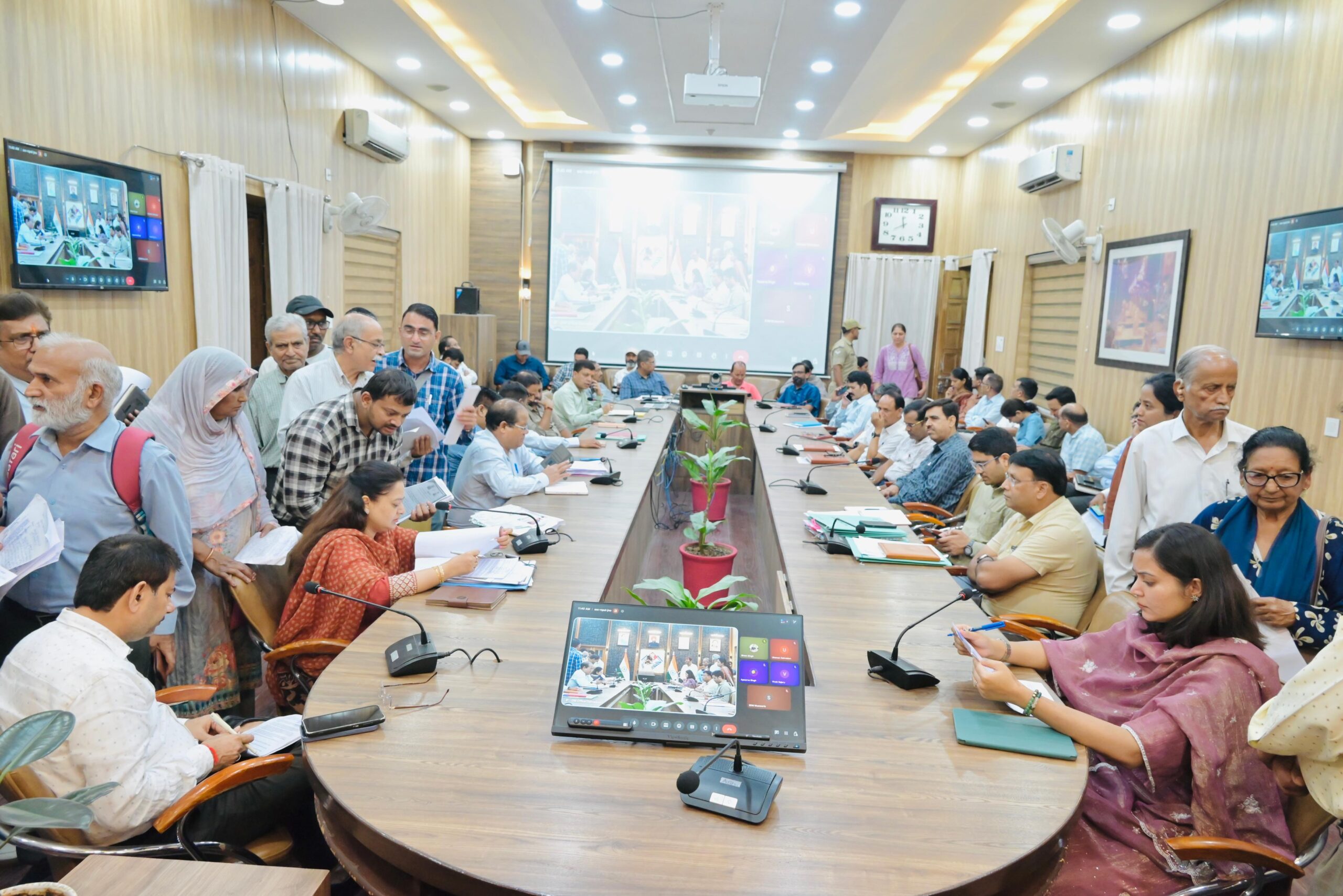 अवैध कब्जों व क्षतिग्रस्त मार्गों की समस्याओं पर अधिकारियों को दिए गए कड़े निर्देश