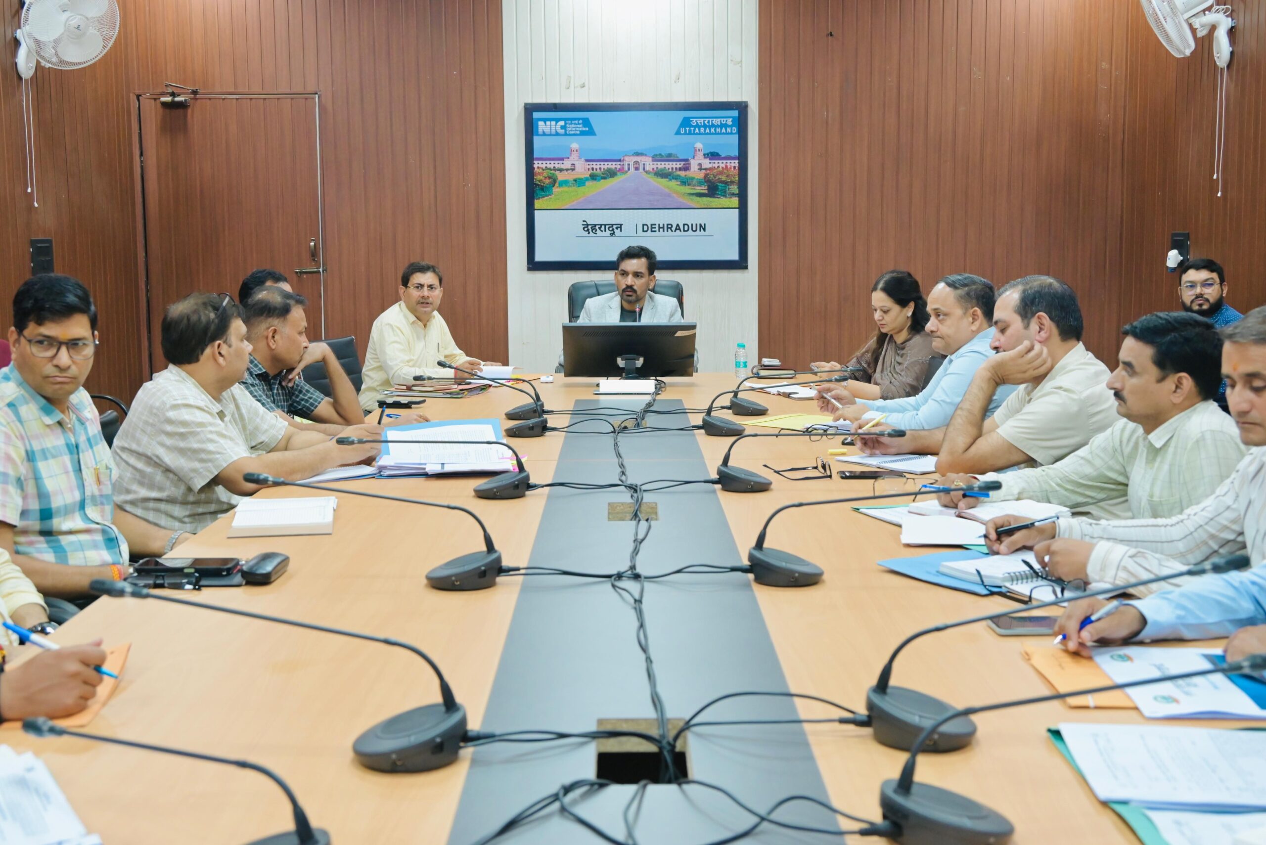 डीएम ने अनधिकृत डंपिंग साइट चिन्हित कर तत्काल प्लास्टिक कचरा निस्तारित करने के दिए निर्देश
